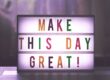 bacheca luminosa con scritta "make this day great!" ogni giorno è giusto per raggiunere i propri obiettivi