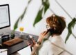 Donna al pc mentre interruzioni, come doppio telefono, la distraggono
